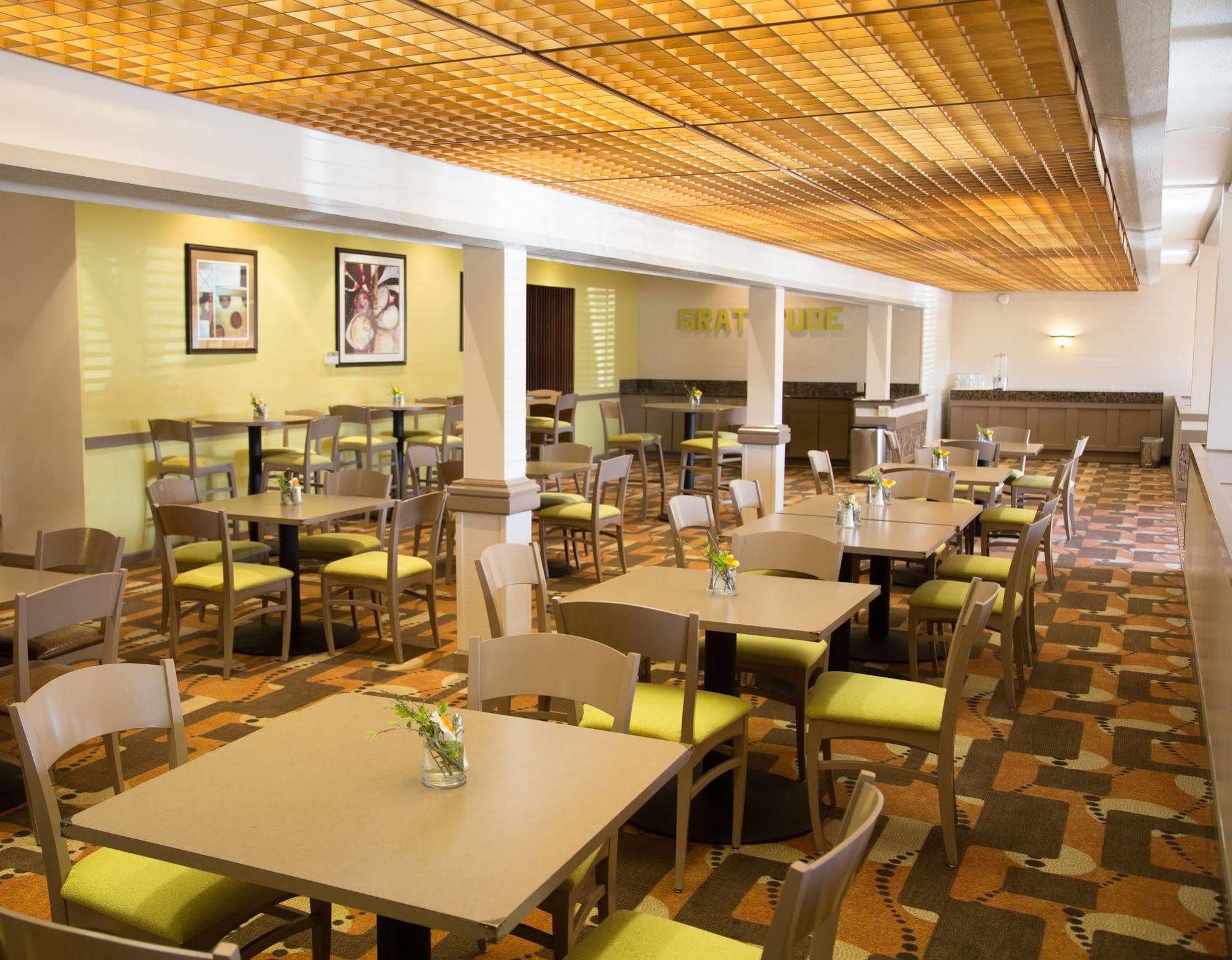 Inn At The Commons เมดฟอร์ด ภายนอก รูปภาพ