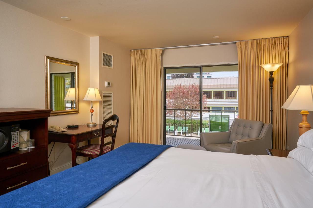 Inn At The Commons เมดฟอร์ด ภายนอก รูปภาพ